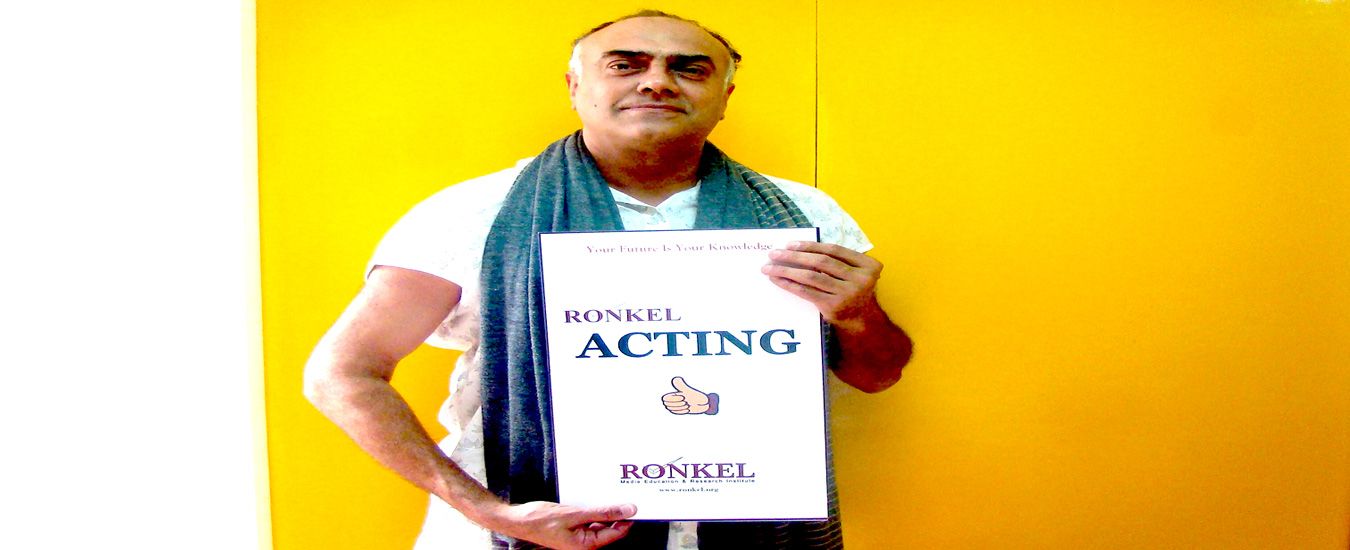 Rajit-Kapur-appreciating-Ronkel-Acting